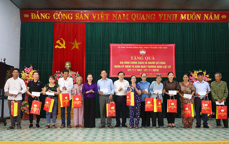  Đồng chí Phó Chủ tịch Ủy ban Trung ương MTTQVN Nguyễn Hữu Dũng và đồng chí Chủ tịch Ủy ban MTTQVN tỉnh Phạm Thị Hân tặng quà cho các đối tượng chính sách tại huyện Bố Trạch.