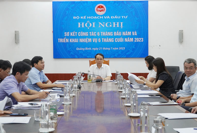 Đồng chí Phó Chủ tịch UBND tỉnh Phạn Mạnh Hùng và đại diện các sở, ngành liên quan dự hội nghị ở điểm cầu Quảng Bình.