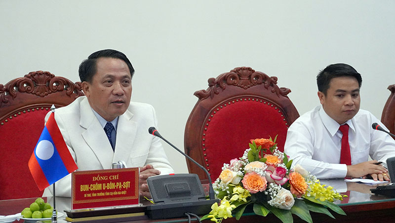 Đồng chí Bí thư, Tỉnh trưởng tỉnh Sạ-vẳn-na-khệt Bun-chôm U-bôn-pạ-sợt phát biểu tại buổi tiếp