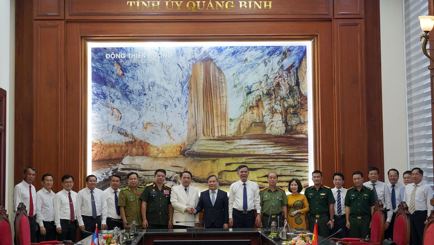 Các đại biểu chụp ảnh lưu niệm tại buổi tiếp