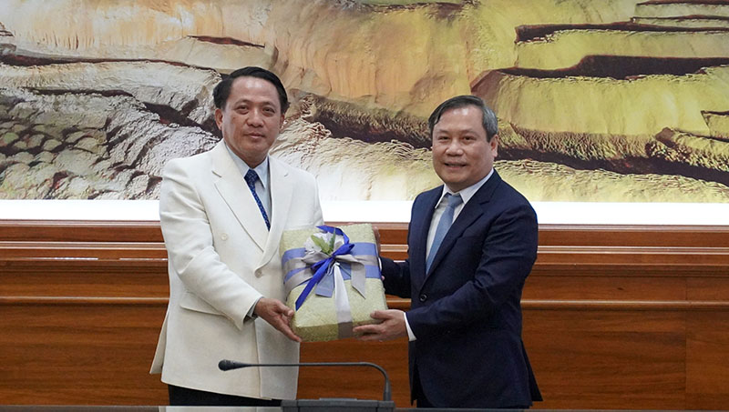 Đồng chí Bí thư Tỉnh ủy Quảng Bình Vũ Đại Thắng và đồng chí Bí thư, Tỉnh trưởng tỉnh Sạ-vẳn-na-khệt Bun-chôm U-bôn-pạ-sợt trao quà lưu niệm  