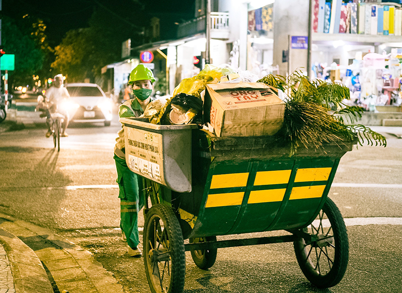 Thu gom rác, bảo đảm đảm cảnh quan môi trường đô thị.
