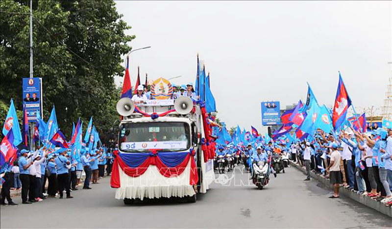 Đoàn xe diễu hành vận động tranh cử của CPP trên đường phố thủ đô Phnom Penh (Campuchia). Ảnh: Hoàng Minh/PV TTXVN tại Campuchia