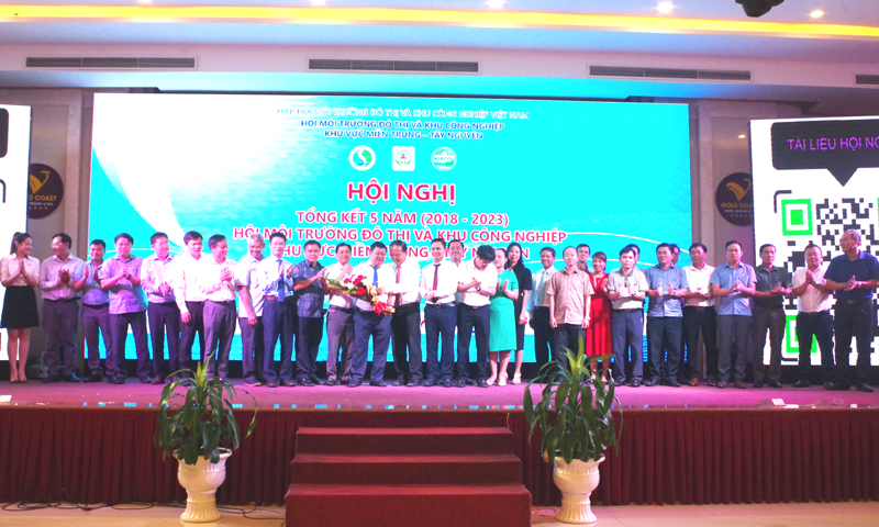 Hiệp hội Môi trường đô thị và Khu Công nghiệp Việt Nam; Hoa hậu Môi trường Thế giới Nguyễn Thanh Hà chụp ảnh lưu niệm với các thành viên BCH Hội KV miền Nam 2023-2028