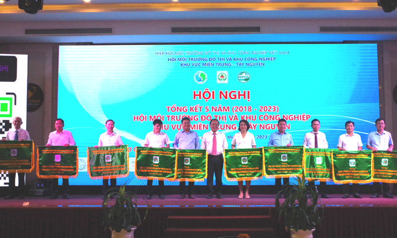 Hiệp hội Môi trường đô thị và Khu Công nghiệp Việt Nam trao tặng cờ thi đua cho các tập thể