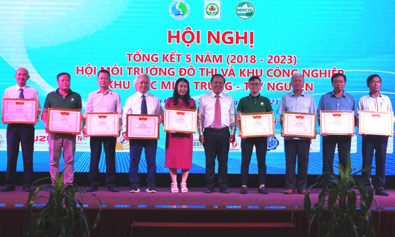 Hiệp hội Môi trường đô thị và Khu Công nghiệp Việt Nam trao tặng bằng khen cho các cá nhân có thành tích xuất sắc.