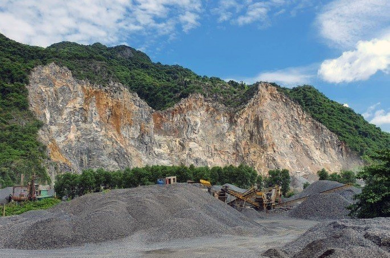 Khu vực mỏ đá của Công ty TNHH Tổng Công ty Thế Thịnh ở thôn Rào Trù, xã Trường Xuân.