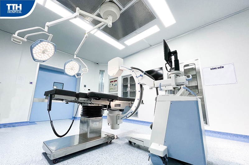 Phòng mổ áp lực dương hiện đại tại Bệnh viện Đa khoa TTH Quảng Bình.
