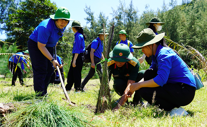 Đoàn viên, thanh niên trồng cây xanh trên Đảo La.