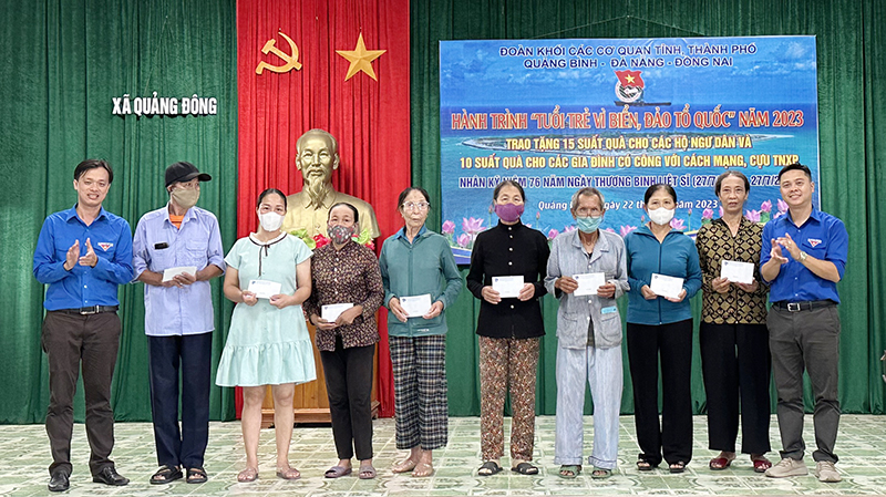 Tặng quà cho gia đình chính sách, cựu thanh niên xung phong.