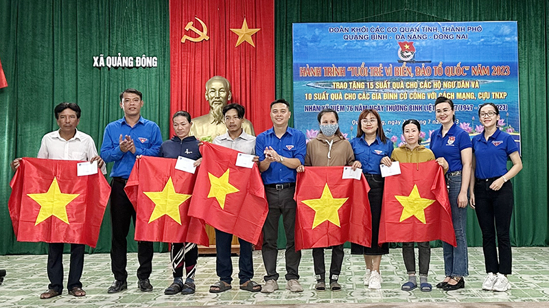 tặng 200 lá cờ Tổ quốc, 15 suất quà (1 triệu đồng/suất) cho ngư dân có hoàn cảnh khó khăn tại xã Quảng Đông (Quảng Trạch).