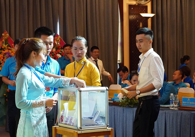 Các đại biểu bỏ phiếu bầu BCH khoá mới.