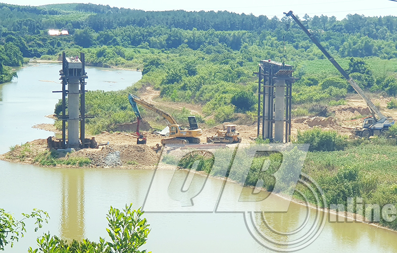 Thi công cầu Thác Cóc trên đường bộ cao tốc Bắc-Nam đoạn qua xã Trường Thủy.