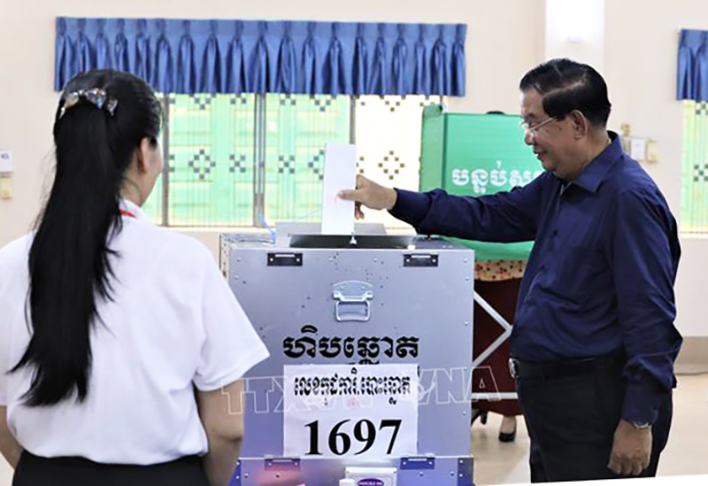  Chủ tịch CPP, Thủ tướng Campuchia Hun Sen bỏ phiếu bầu nghị sĩ Quốc hội khóa VII tại điểm bầu cử số 1697, Trường Bổ túc Sư phạm Ta Khmau, tỉnh Kandal. Ảnh: Quang Anh/PV TTXVN tại Campuchia