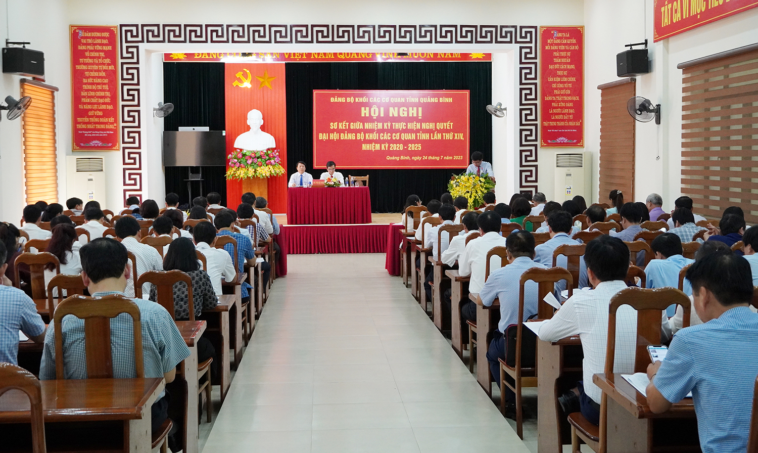 Toàn cảnh hội nghị.