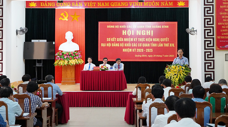 Các đại biểu tham luận tại hội nghị.