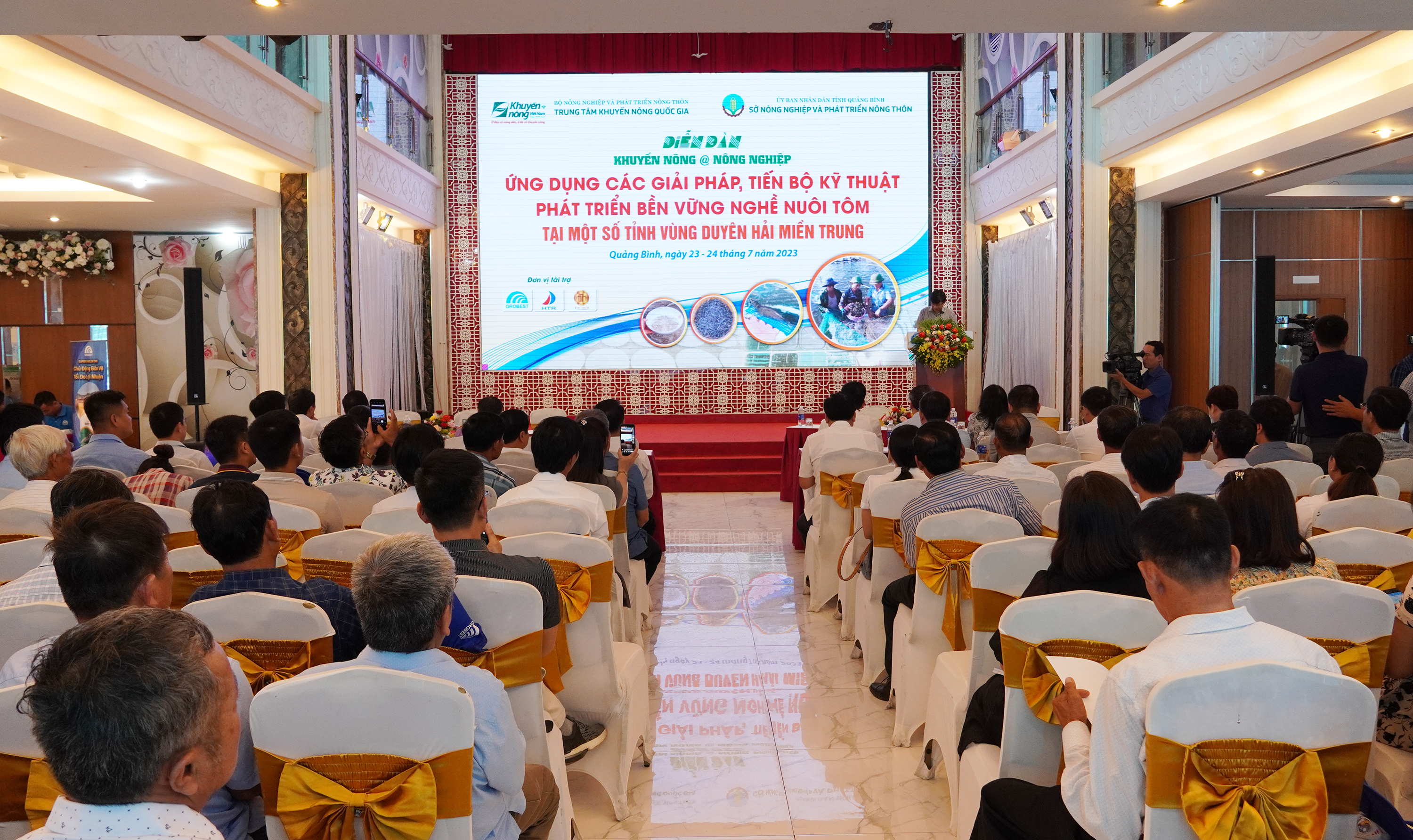 Toàn cảnh diễn đàn “Ứng dụng các giải pháp, tiến bộ kỹ thuật phát triển bền vững nghề nuôi tôm tại một số tỉnh vùng duyên hải miền Trung”.