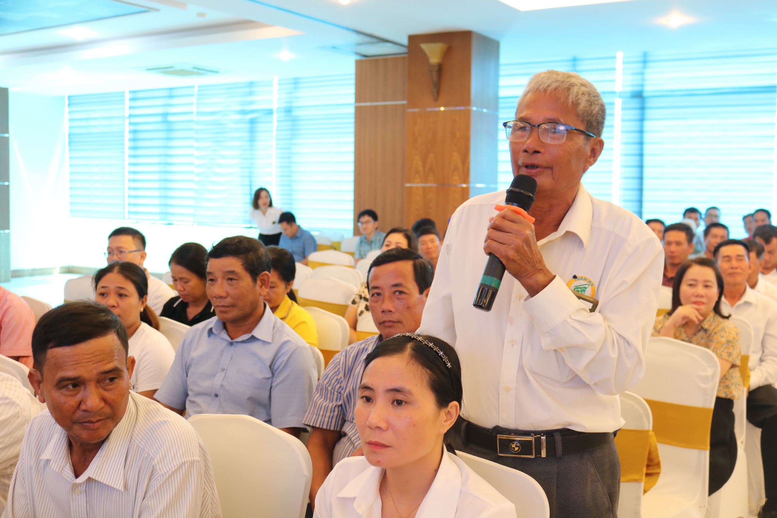 Người nuôi tôm trao đổi, thảo luận để ứng dụng giải pháp, tiến bộ kỹ thuật phát triển bền vững nghề.