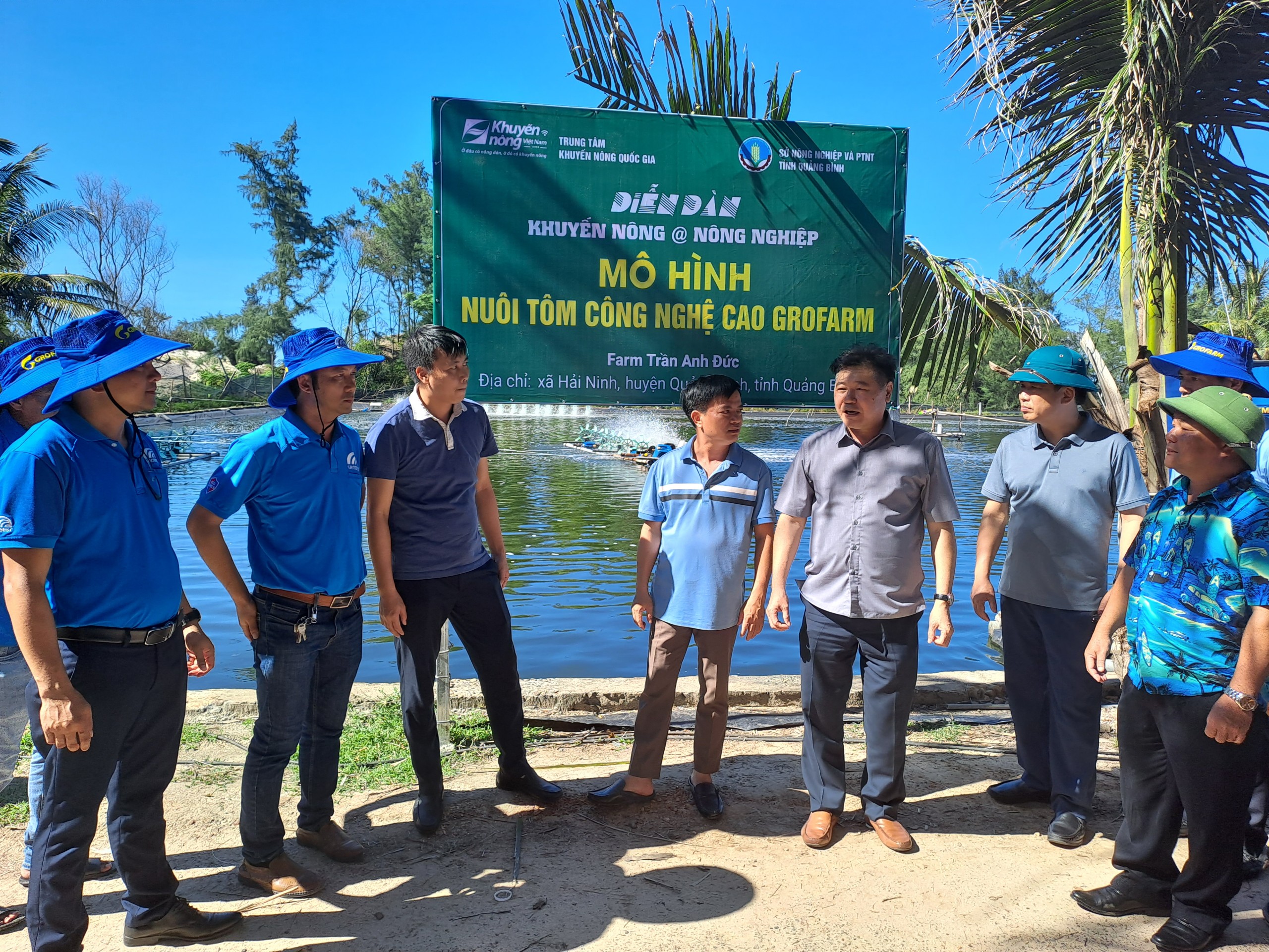 Các đại biểu đã đi tham quan mô hình nuôi tôm thẻ chân trắng tại trang trại của anh Trần Anh Đức, xã Hải Ninh (Quảng Ninh).
