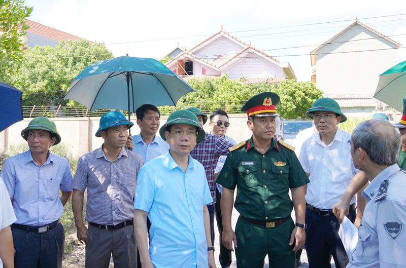 Đoàn công tác kiểm tra thực địa diện tích đất quốc phòng cần chuyển đổi để thực hiện dự án.