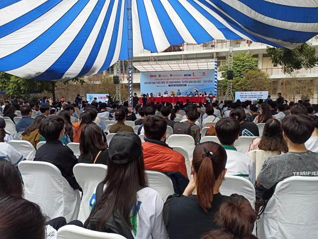 Hàng trăm thí sinh, phụ huynh chăm chú lắng nghe tư vấn về đăng ký xét tuyển đại học từ các chuyên gia. (Ảnh: PV/Vietnam+)