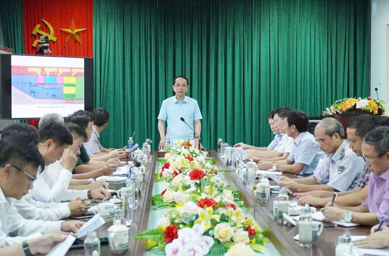 Đồng chí Phó Chủ tịch UBND tỉnh Phan Mạnh Hùng phát biểu tại cuộc làm việc với các sở, ngành, đơn vị về công tác chuẩn bị triển khai dự án