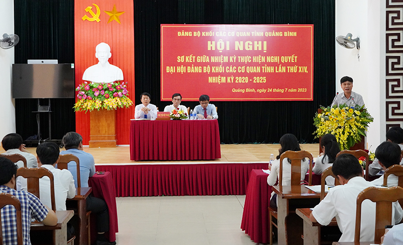 Các đại biểu tham luận tại hội nghị.