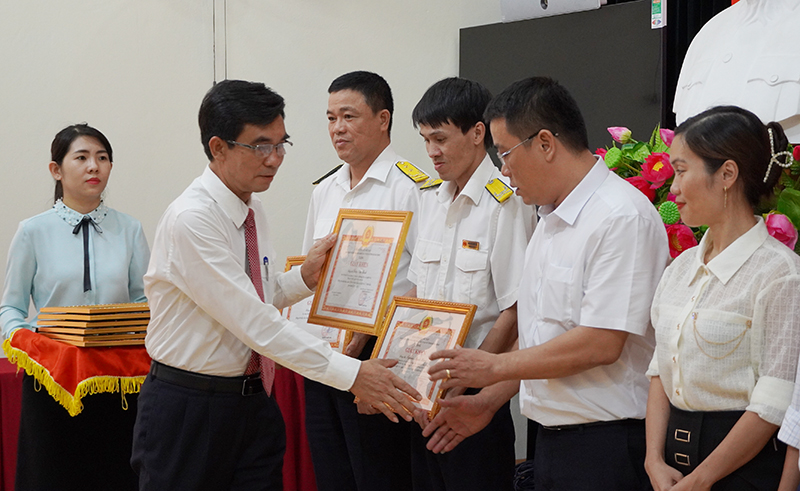Đại diện lãnh đạo Ban Thường vụ Đảng ủy Khối CCQ tỉnh tặng giấy khen cho các đảng viên đạt tiêu chuẩn hoàn thành nhiệm vụ 5 năm liền (2018-2022).