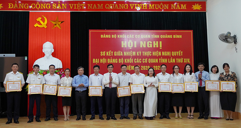 Các đồng chí lãnh đạo tỉnh chụp ảnh lưu niệm cùng lãnh đạo Đảng ủy Khối CCQ tỉnh và các đảng viên được khen thưởng.