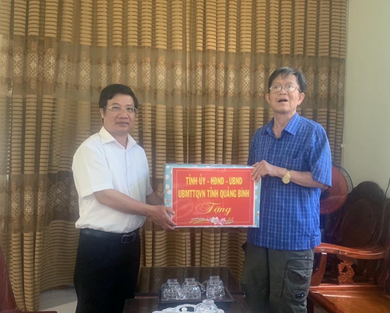 ồng chí Cao Văn Định, Ủy viên Ban Thường vụ, Trưởng Ban Tuyên giáo tăm, tặng quà cho thương binh Đinh Quốc Việt, hiện trú tại Tổ dân phố 7, thị trấn Quy Đạt, huyện Minh Hóa.   