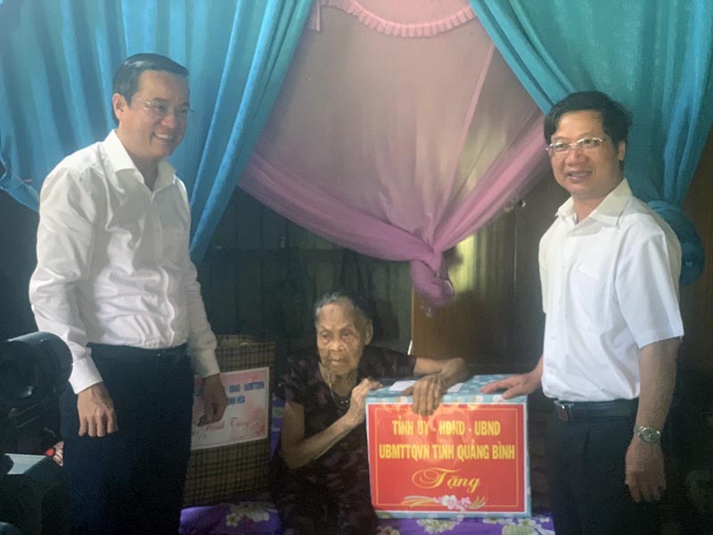 Đồng chí Cao Văn Định, Ủy viên Ban Thường vụ, Trưởng Ban Tuyên giáo thăm, tặng quà tăij hộ gia đình người có công Đinh Thị Túc  (là vợ của liệt sỹ), hiện trú tại thôn Yên Bình, xã Yên Hóa, huyện Minh Hóa