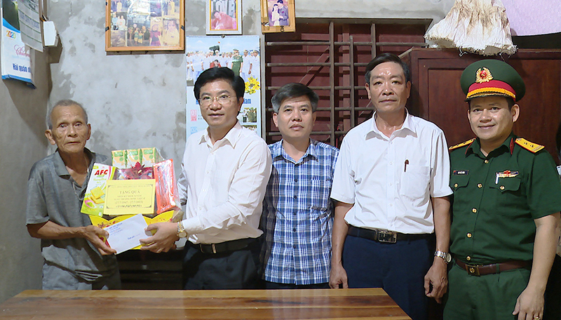 Đồng chí Trương An Ninh, Bí thư Thị ủy Ba Đồn thăm, tặng quà bệnh binh Nguyễn Văn Đính, xã Quảng Thủy nhân kỷ niệm 76 năm Ngày Thương binh - Liệt sỹ.