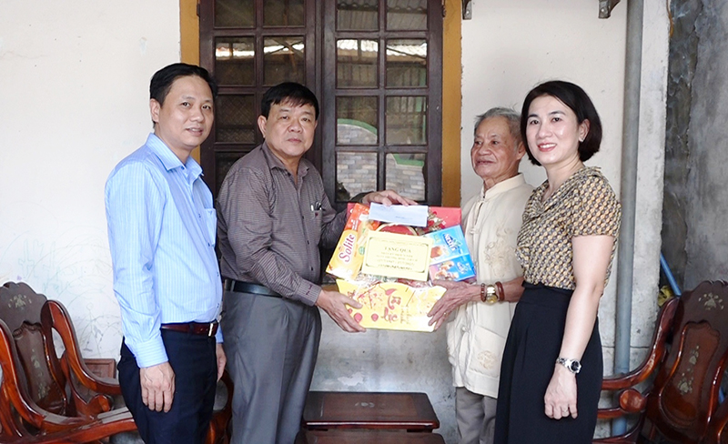 Chủ tịch UBND TX. Ba Đồn Đoàn Minh Thọ thăm hỏi, động viên các gia đình chính sách, người có công trên địa bàn. 