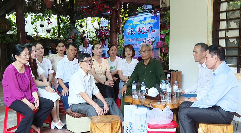 Các thành viên CLB dân ca Cảnh Dương sinh hoạt định kỳ hàng tháng.