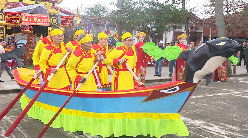 Biểu diễn hò chèo cạn tại lễ hội cầu ngư của làng biển Cảnh Dương.
