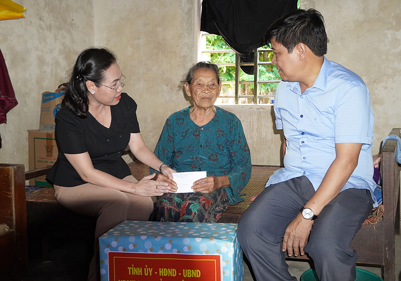 Đồng chí Chủ tịch Ủy ban MTTQVN tỉnh Phạm Thị Hân và đồng chí Bí thư Huyện ủy Bố Trạch Lê Công Toán tặng quà, chúc sức khỏe mẹ VNAH Phan Thị Quyên (xã Mỹ Trạch, Bố Trạch).