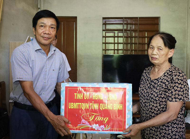  Đồng chí Phó Chủ tịch Thường trực HĐND tỉnh Nguyễn Công Huấn tặng quà bà Lê Thị Phùng.