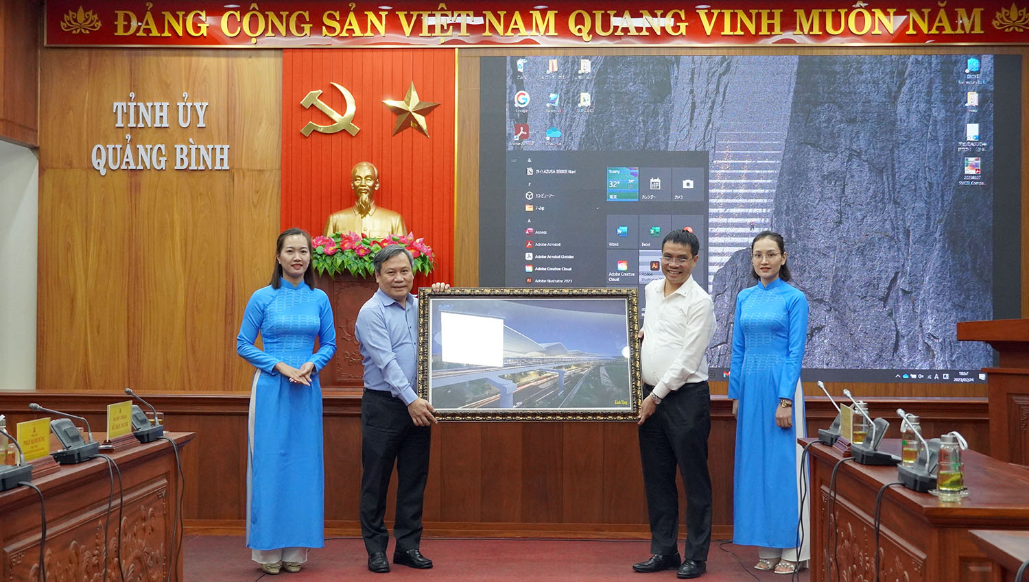 Đồng chí Tổng giám đốc ACV Vũ Thế Phiệt trao quà lưu niệm cho đồng chí Bí thư Tỉnh ủy Vũ Đại Thắng