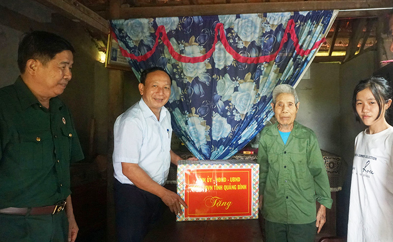 Đồng chí Phó Bí thư Thường trực Tỉnh ủy Trần Hải Châu và đại diện lãnh đạo huyện Quảng Trạch thăm, tặng quà gia đình chính sách.