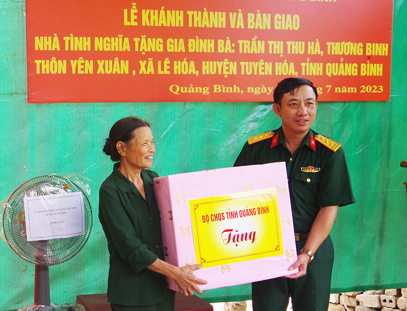 Đại diện Bộ CHQS tỉnh tặng quà cho bà Lê Thị Hà trong lễ khánh thành nhà tình nghĩa.