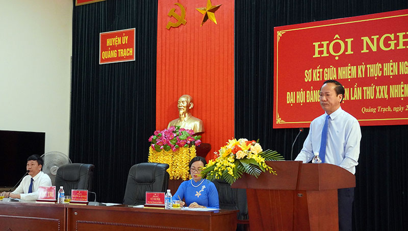 Đồng chí Bí thư Huyện ủy Nguyễn Xuân Đạt tiếp thu các ý kiến tại hội nghị