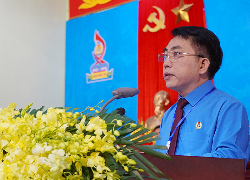 Phó Chủ tịch LĐLĐ tỉnh Phan Thanh Lân phát biểu chỉ đạo tại hội nghị.