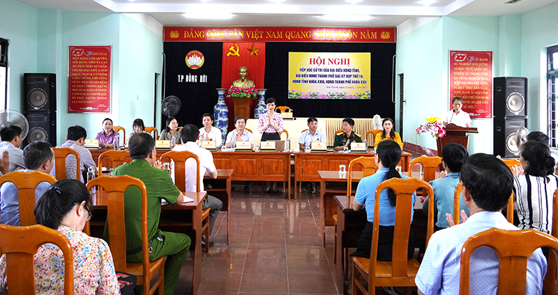 Quang cảnh buổi tiếp xúc cử tri.