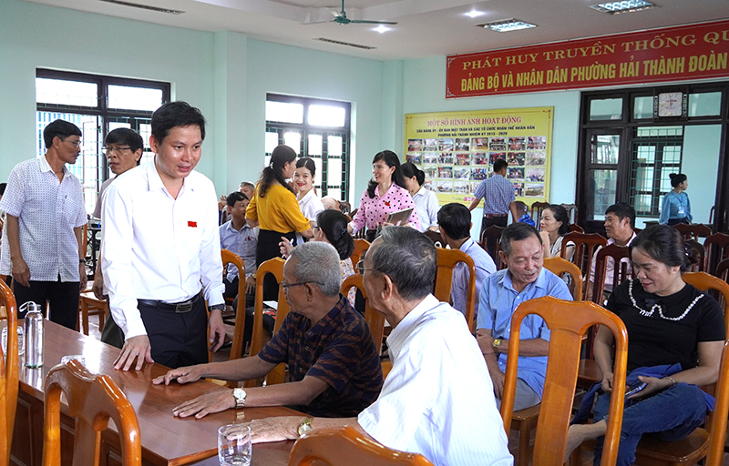 Đại biểu Đặng Đại Bàng, Bí thư Tỉnh đoàn, trao đổi với cử tri thành phố.