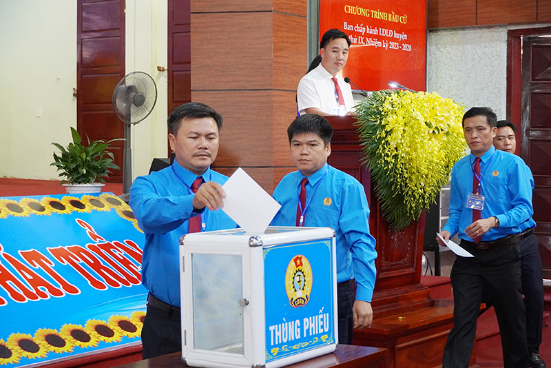 Các đại biểu tham gia bỏ phiếu bầu Ban Chấp hành LĐLĐ huyện Bố Trạch khóa IX, nhiệm kỳ 2023-2028.
