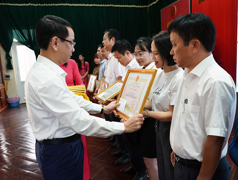 Đồng chí Phó Chủ tịch UBND tỉnh Phan Mạnh Hùng trao bằng khen của UBND tỉnh cho các tập thể thực hiện tốt chính sách pháp luật thuế năm 2022.