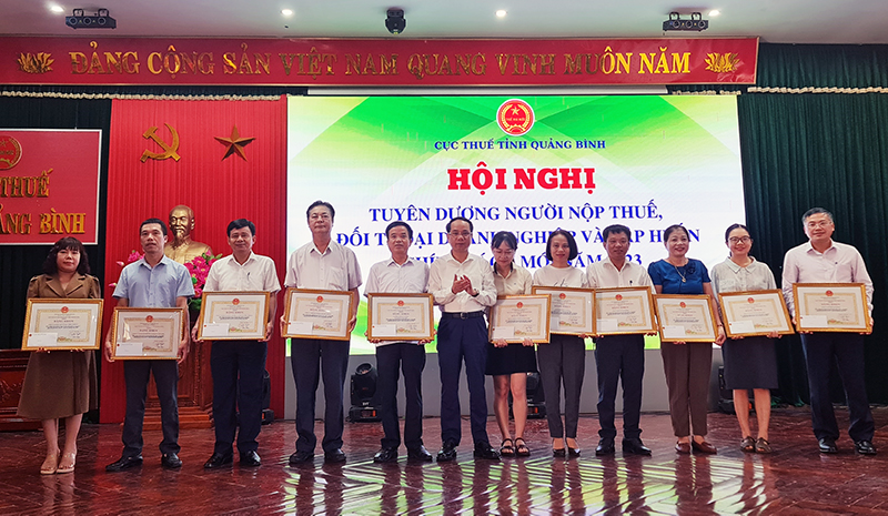 Ảnh: 1,2. Đồng chí Phó Chủ tịch UBND tỉnh Phan Mạnh Hùng trao bằng khen của UBND tỉnh cho các tập thể thực hiện tốt chính sách pháp luật thuế năm 2022.