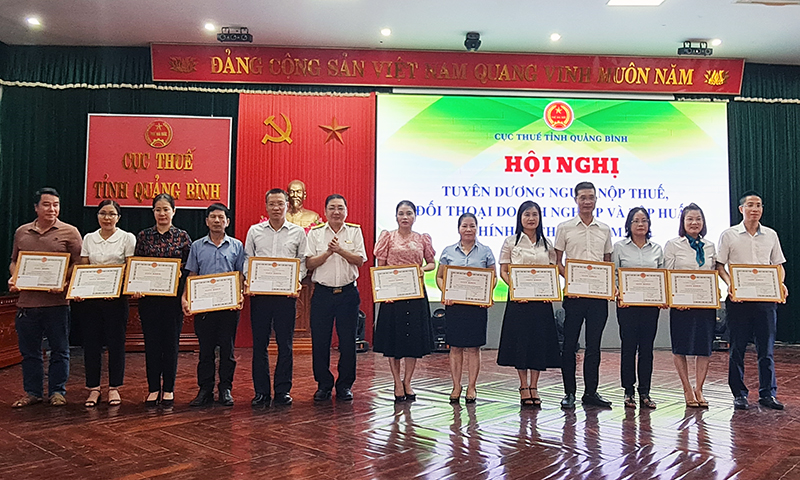 Lãnh đạo Cục Thuế tỉnh trao giấy khen của Cục Thuế tỉnh cho các doanh nghiệp thực hiện tốt chính sách pháp luật thuế năm 2022.