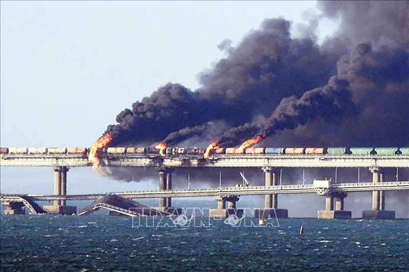  Khói bốc lên ngùn ngụt từ hiện trường vụ nổ trên cây cầu nối với bán đảo Crimea ngày 8/10/2022. Ảnh: AFP/TTXVN