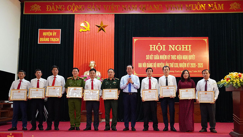 Đồng chí Bí thư Huyện ủy Nguyễn Xuân Đạt tặng giấy khen cho 10 tập thể có thành tích xuất sắc trong thực hiện Nghị quyết Đại hội Đảng các cấp nhiệm kỳ 2020-2025.
